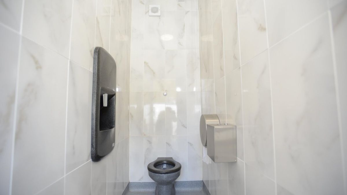 Čínská firma instalovala kamery na toalety, aby kontrolovala zaměstnance